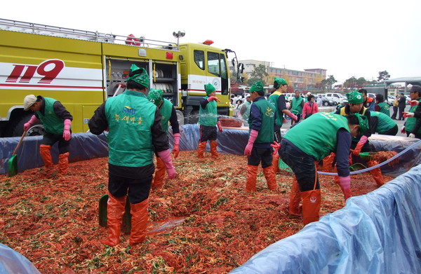 ▲ 제천시새마을회와 새마을남녀협의회, 자원봉사자들이 배추에 들어갈 양념을 만들고 있다. 사진제공=제천시