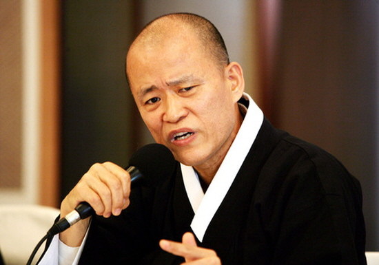 ▲ ▲ 도올 김용옥이 국사교과서 문제에 뛰어들어 “국정교과서는 근원적으로 잘못된 발상”이라며 목소리를 높였다. 이런 도올의 어거지 발언은 말도 안 되는 자기 현시욕(顯示慾)에 더해 대책 없는 좌편향된 인식이 문제다. /사진=연합뉴스