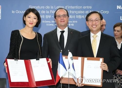 ▲ 김상헌 네이버 대표가 4일 서울 강남구 선릉로에 있는 민간 창업지원 기관인 디캠프(D.CAMP)에서 프랑수아 올랑드 프랑스 대통령이 지켜보는 가운데 플뢰르 펠르랭 프랑스 문화통신부 장관과 의향서 체결식을 하고 있다.   ⓒ 연합뉴스