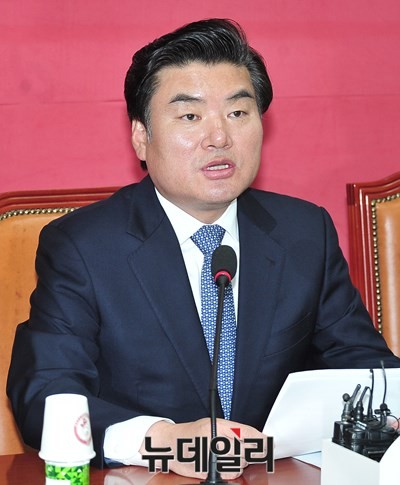 ▲ 원유철 새누리당 원내대표가 4일 국회에서 기자회견을 열고 문재인 새정치민주연합 대표의 강경투쟁을 강하게 비판하며 국회 정상화를 촉구하고 있다. ⓒ이종현 기자