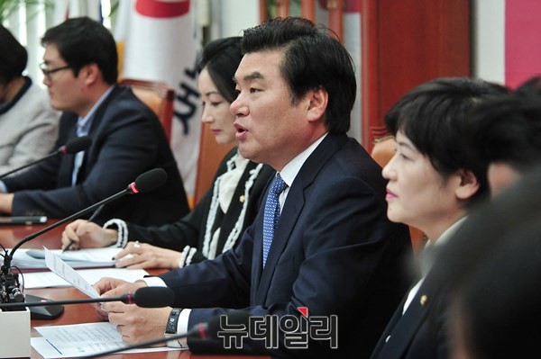 ▲ 원유철 새누리당 원내대표가 4일 국회에서 기자회견을 열고 문재인 새정치민주연합 대표의 강경투쟁을 강하게 비판하며 국회 정상화를 촉구하고 있다. ⓒ이종현 기자