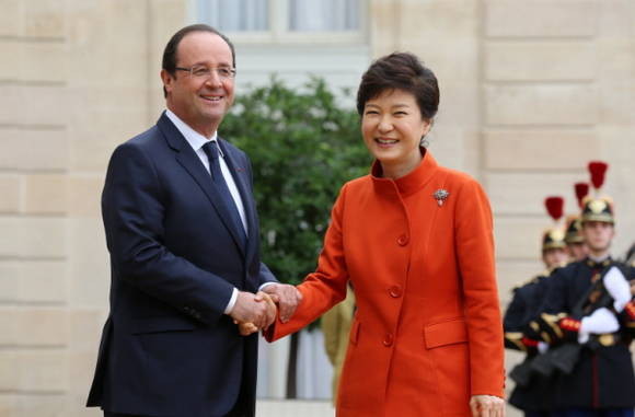 ▲ 박근혜 대통령이 2013년 11월 정상회담을 위해 엘리제궁에 도착, 프랑수아 올랑드 프랑스 대통령과 악수하고 있다. ⓒ청와대 제공