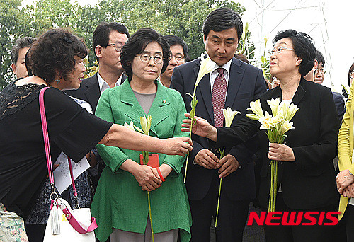 ▲ 불법 정치자금을 받은 혐의로 2년 실형이 확정된 한명숙 전 총리가 지난 8월 24일 경기도 의왕시 서울구치소 앞에서 당 소속 의원들에게 백합을 나눠주고 있다. ⓒ뉴시스