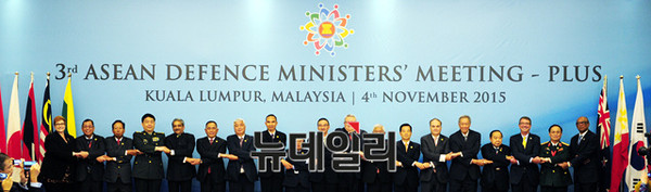 ▲ 4일 말레이시아에서 열린 제3차 아세안확대국방장관 회의에 참석한 한민구 국방부 장관과 각국 장관들의 기념 촬영모습.ⓒ국방부