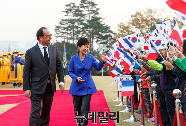 ▲ 박근혜 대통령과 프랑수아 올랑드 프랑스 대통령이 4일 청와대에서 열린 공식환영식에서 의장대를 사열하고 나서 환영하는 어린이에게 손을 흔들고 있다. ⓒ뉴데일리