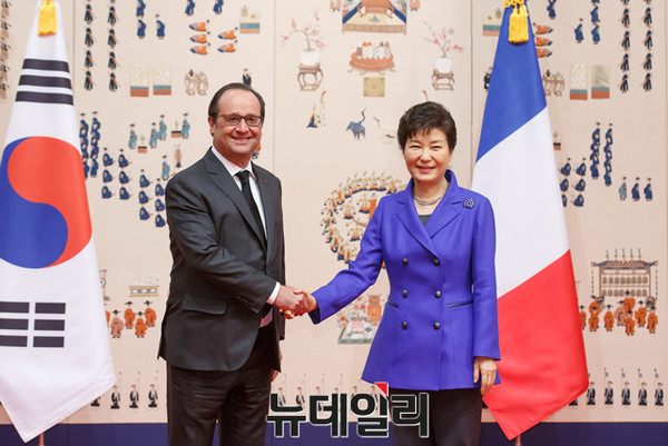 박근혜 대통령과 프랑수아 올랑드 프랑스 대통령이 4일 청와대에서 열린 한불 정상회담에 앞서 기념촬영하고 있다. ⓒ뉴데일리