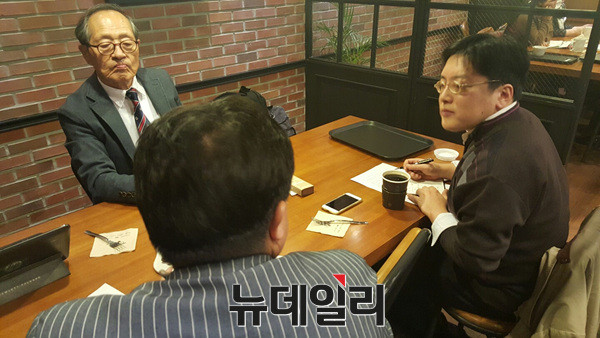 인보길 뉴데일리 회장(왼쪽 상단)과 인터뷰하고 있는 김우현 원장(가운데). ⓒ 뉴데일리 유경표 기자