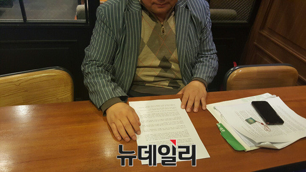 ▲ 자신이 정리한 소견서를 읽고 있는 김우현 원장. 그는 박주신 명의의 자생병원 구외 엑스레이와 치근단 엑스레이가 동일인이 아니라며 의학적 근거를 제시했다.  ⓒ 뉴데일리 유경표 기자