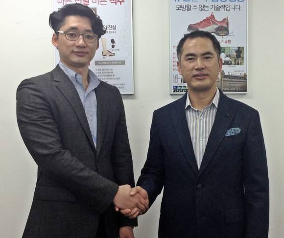 ▲ 박진성 815케어 대표(왼쪽)와 김무상 슈젠 경영대표가 악수를 하며 기념사진 촬영을 하고 있다.ⓒ슈젠
