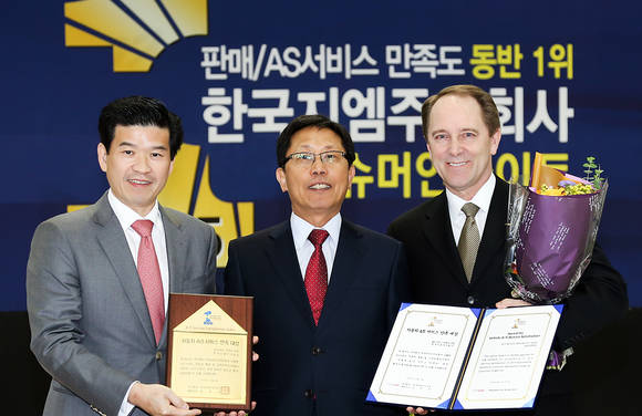 ▲ 한국지엠주식회사 (이하 한국지엠)는 4일 오전 부평 본사에서 자동차전문 리서치 회사인 ‘컨슈머 인사이트’가 올해 실시한 판매 서비스 만족도(Sales Satisfaction Index)와 A/S 서비스 만족도(Customer Service Index) 조사 1위 달성을 공식 인증하는 기념행사를 개최했다. 사진은 한국지엠 제임스 김 사장 (James Kim; 좌)과 마크 코모 영업.A/S.마케팅 부문 부사장 (Marc Comeau; 우)이 컨슈머 인사이트 김진국 사장과 함께 기념패를 들고 1위 달성을 축하하는 장면.ⓒ한국지엠