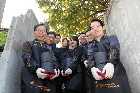 ▲ 미래에셋증권 조웅기 사장(사진 앞줄 왼쪽)과 과학기술인공제회 조율래 이사장(사진 앞줄 오른쪽)이 임직원들과 상도동 일대 독거노인 및 저소득층에 약 3300장의 연탄을 전달했다.ⓒ미래에셋증권