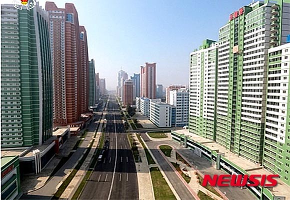 ▲ 지난 3일 北선전매체들이 준공식 소식을 전한 평양 미래과학자 거리. 저 높은 빌딩과 아파트에 살면서 걸어다녀야 한다면 무슨 생각이 들까. ⓒ뉴시스. 무단전재 및 재배포 금지.