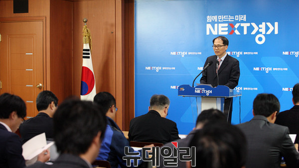 ▲ 5일 오후 경기도청 브리핑룸에서 황성태 경기도 기획조정실장이 경기도, 2016년도 예산안 편성관련하여 기자회견을 하고 있다.ⓒ경기도청