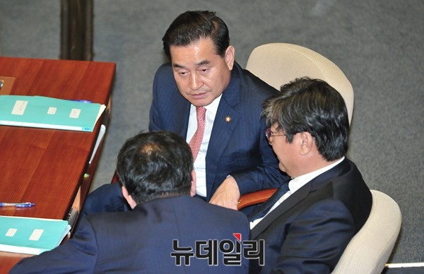 ▲ 새정치민주연합 이윤석 의원이 지역구인 전남 무안·신안에 11억 원의 특별교부세를 추가 확보했다고 밝혔다. 사진은 국회 본회의장에서 이춘석 원내수석부대표 등 동료 의원들과 무언가를 논의하고 있는 이윤석 의원의 모습. ⓒ뉴데일리 이종현 기자