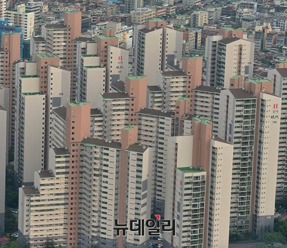 ▲ 부동산 수요자들이 현재 주택 가격을 매우 비싼 것으로 평가하면서도 추후 하락할 가능성이 높은 것으로 전망했다. 사진은 수도권의 한 단지 모습.ⓒ뉴데일리