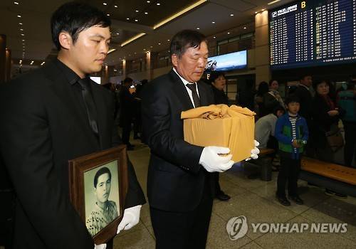 ▲ 지난 4일 인천국제공항 입국장에서 금봉201호 선원으로 원양어업에 나섰다가 순직해 스페인 라스팔마스 선원묘지에 안장됐던 고(故) 김용택씨의 유해가 도착해 김씨의 동생 김용만씨(오른쪽)가 유골함을 전달받은 뒤 눈물을 흘리고 있다.ⓒ연합뉴스