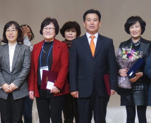 ▲ 충주시 보건소 관계자들이 수상 후 기념촬영을 가졌다.사진제공=충주시