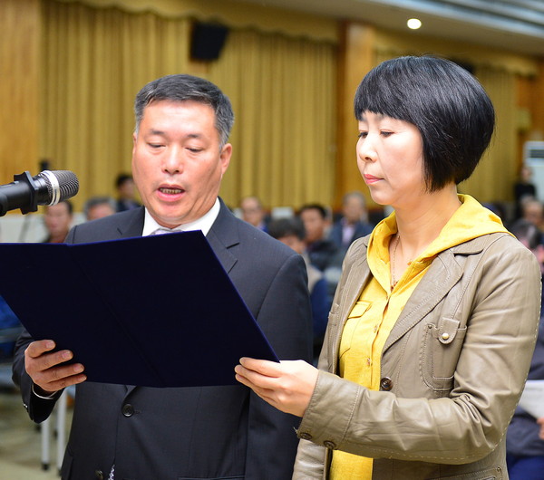 ▲ 이정환 공동위원장(왼쪽)이 안전관리 헌장을 낭독하고 있다.사진제공=제천시