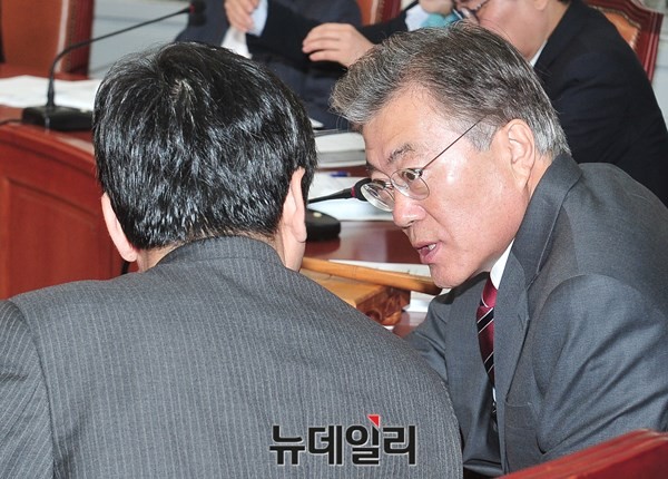 ▲ 새정치민주연합 문재인 대표와 이종걸 원내대표가 6일 최고위원회의에서 국정 한국사 교과서와 관련된 규탄 발언을 한 뒤, 머리를 맞대고 뭔가를 논의하고 있다. ⓒ뉴데일리 이종현 기자