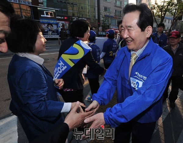 ▲ 새정치민주연합 정세균 전 대표가 지난 5일 팟캐스트에 출연해 차기 대권 의지를 보이면서 문재인 대표를 도발했다. 사진은 4.29 재보궐 선거 지원에 나선 정세균 전 대표. ⓒ뉴데일리 이종현 기자