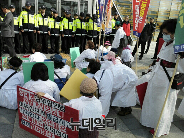 ▲ 엄마부대 봉사단 회원들이 6일 오전 박주신씨 병역비리 의혹과 관련, 윤도흠 세브란스 병원장의 해명을 요구하며 세브란스 병원 건물 앞에서 연좌농성을 벌였다. ⓒ뉴데일리 유경표 기자