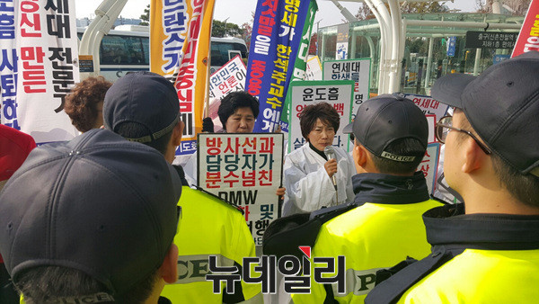 ▲ 경찰과 대치하고 있는 엄마부대 봉사단 단원들. ⓒ뉴데일리 유경표 기자