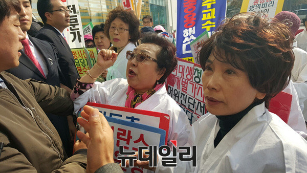 ▲ 경찰이 엄마부대봉사단 단원들의 건물 내부 진입을 막고 있는 모습. ⓒ뉴데일리 유경표 기자