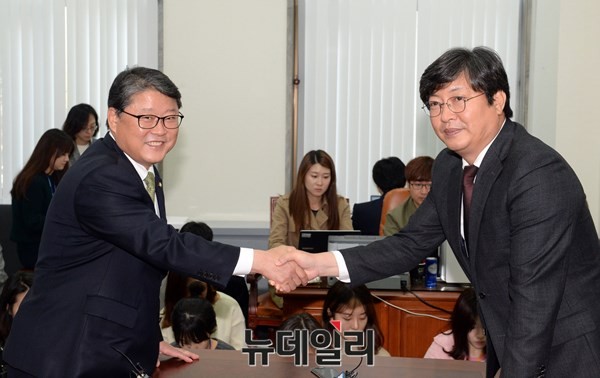 ▲ 새누리당 조원진 원내수석부대표(사진 왼쪽)와 새정치민주연합 이춘석 원내수석부대표가 6일 오전에 만나 국회 정상화 방안을 모색하고 있다. ⓒ국회 사진공동취재단