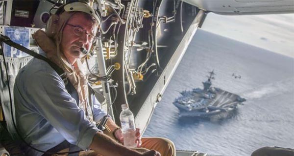 ▲ 지난 5일 美해병대의 MV-22 오스프리를 타고 핵추진 항모 '시어도어 루스벨트'호 향하는 애슈턴 카터 美국방장관. ⓒ美국방부 공개사진