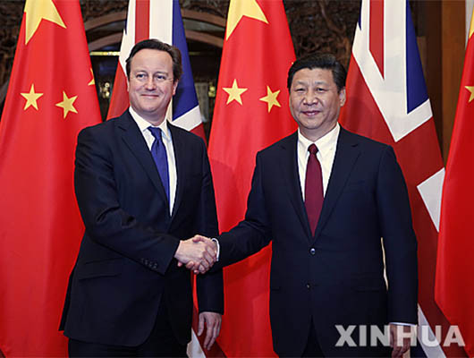 영국을 국빈방문한 시진핑 中공산당 총서기와 데이비드 캐머런 英총리가 악수를 하고 있다. ⓒ뉴시스-신화사. 무단전재 및 재배포 금지.