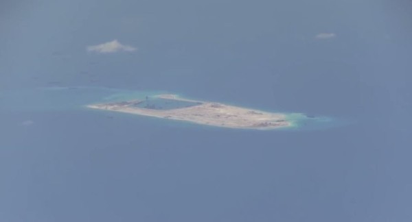 美해군 신형 대잠초계기 P-8A 포세이돈이 찍은 中인공섬. ⓒ美국방부 공개사진
