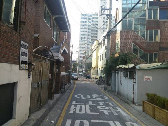 ▲ 성수정비전략구역은 아파트, 단독 주택, 빌라 등 주거 형태가 다양하다. 특히 단독 주택이 밀집돼 있는 공간이 많았다.ⓒ뉴데일리경제