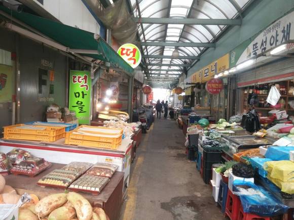 ▲ 뚝도시장은 성수전략정비구역 2지구에 있다. 사진은 뚝도시장 모습.ⓒ뉴데일리경제