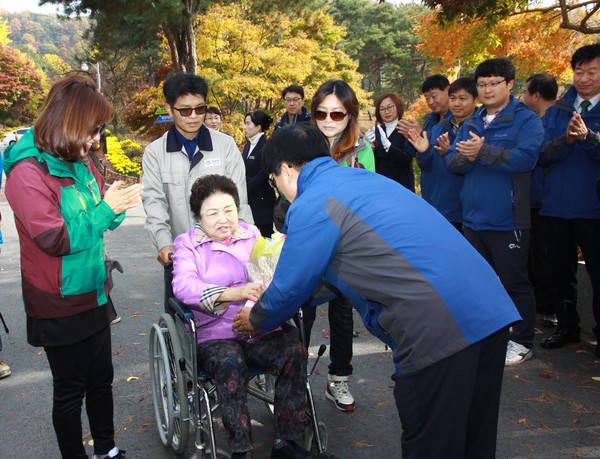 ▲ 청남대 900만 명째 관람객인 김경재씨가 손윤목 청남대관리사업소장으로부터 축하의 꽃다발을 받고 있다. 사진제공 청남대관리사무소ⓒ뉴데일리