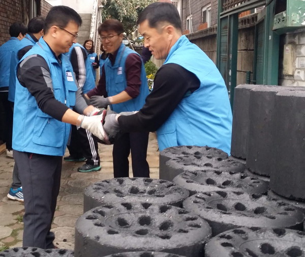 ▲ 충주시 회계과 직원들이 연수동 저소득층 가구에 연탄을 전달하고 있다. 사진제공=충주시