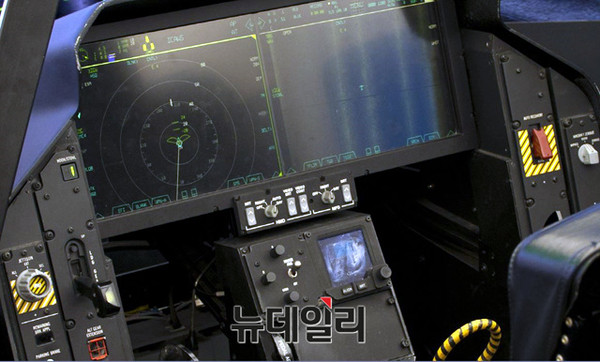▲ F-35의 AESA 레이더 가동이 되는 조종석 모습(조종석 시연 장비).ⓒ록히드마틴
