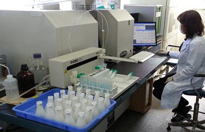 ▲ 단양군이 관내 토양을 대상으로 토양 비옥도 검사를 하고 있는 모습. 사진제공=단양군