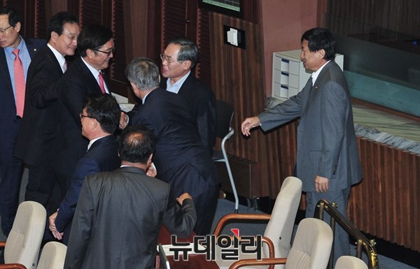 ▲ 새정치민주연합 우원식 의원(왼쪽서 두번째)이 동료의원과 악수를 하고 있다. 우원식 의원의 외조부는 독립운동가인 김한 선생으로 알려졌다. 신기남 의원(오른쪽)이 손을 내밀지만 머쓱해하는 표정이 역력하다. ⓒ뉴데일리 이종현 기자