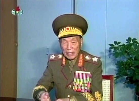 ▲ 2012년 7월 김정은에게 충성맹세를 하는 리을설 인민군 원수. ⓒ北선전매체 화면캡쳐