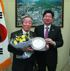 ▲ 지난 4월 연세대에서 감사장을 받는 김용섭 교수(왼쪽)