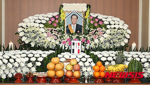 ▲ 유승민 새누리당 의원의 부친인 유수호 전 국회의원이 7일 오후 11시 17분경 향년 85세로 별세했다. 사진은 대구 경북대병원 장례식장에 마련된 빈소.  ⓒ 뉴시스