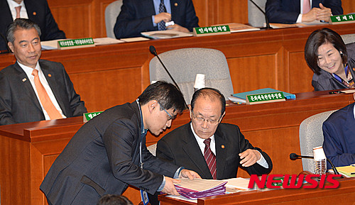 ▲ 9일 오전 서울 여의도 국회에서 열린 예산결산특별위원회 전체회의에 황우여 부총리겸 교육부장관, 정종섭 행정자치부 장관, 김희정 여성가족부 장관이 참석해 자리에 앉아 있다. ⓒ뉴시스