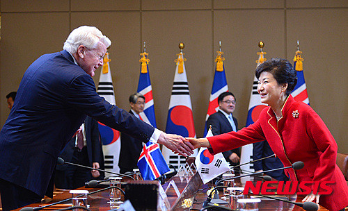 ▲ 박근혜 대통령이 한국을 실무방문 한 올라퓌르 라그나르 그림손 아이슬란드 대통령과 9일 오전 청와대에서 정상회담 전 악수하고 있다. ⓒ뉴시스