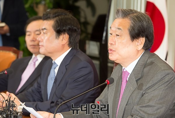 ▲ 새누리당 하태경 의원이 9일 당에 김만복 징계처분 요구서를 제출하고 있다.ⓒ하태경 의원실