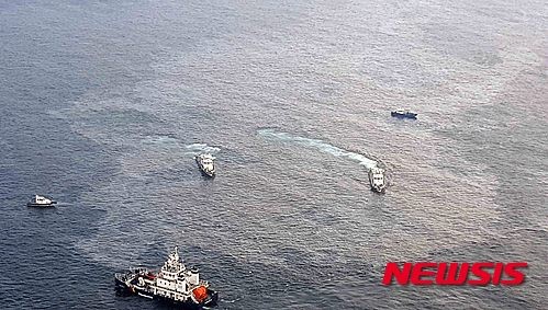 ▲ 지난달 19일 오전 부산 남회항 N-3묘박지에서 유조선(44t)이 씨에라리온 선적 화물선(1996t)에 연료를 공급하던 중 해상에 벙커C유 700ℓ 가량이 유출돼, 방제정과 경비정 등이 방제작업을 벌이는 모습.  ⓒ 뉴시스