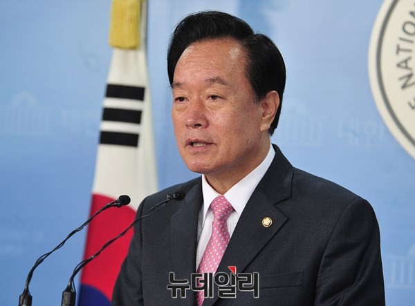 ▲ 이병석 정치개혁특별위원장이 9일 국회에서 기자회견을 열고 선거구 획정과 관련한 중재안을 제안하고 있다. ⓒ뉴데일리 이종현 기자