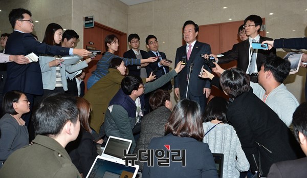 ▲ 이병석 정치개혁특별위원장이 9일 국회에서 기자회견을 열고 선거구 획정과 관련한 중재안을 발표하고 난 뒤, 취재진의 질문에 답하고 있다. ⓒ뉴데일리 정상윤 기자