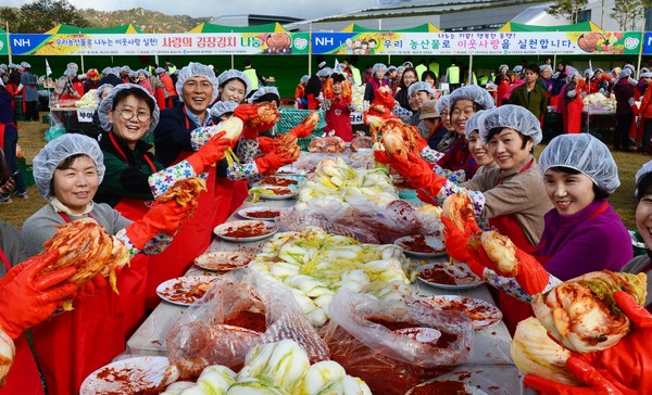 ▲ 충남도청 남문광장 잔디밭에서 열린 사랑의 김치나눔행사. 사진제공 충남도ⓒ뉴데일리