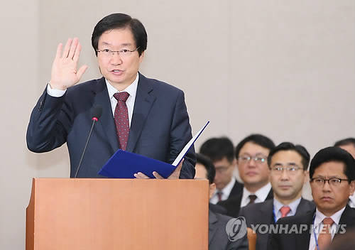 ▲ 김영석 해양수산부 장관 후보자가 9일 국회 농림축산식품해양수산위원회에서 진행된 인사청문회에서 선서하고 있다. ⓒ 연합뉴스