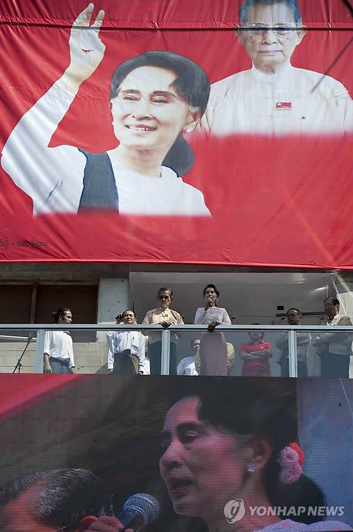 ▲ 9일 아웅산 수지 여사가 양곤의 NLD 당사 발코니에서 연설을 하고 있다. ⓒ연합뉴스